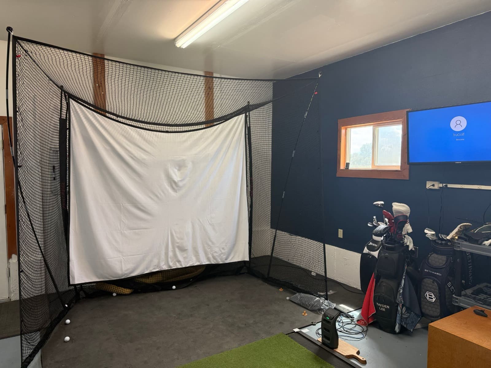 Indoor fitting bay with launch monitor simulator